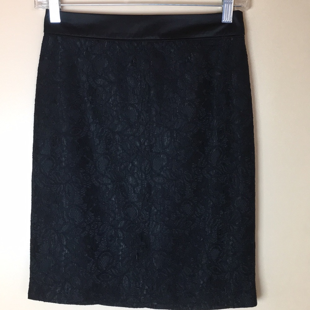 🌙NWOT LACE SKIRT W INVISIBLE ZIPPER SATIN WAIST